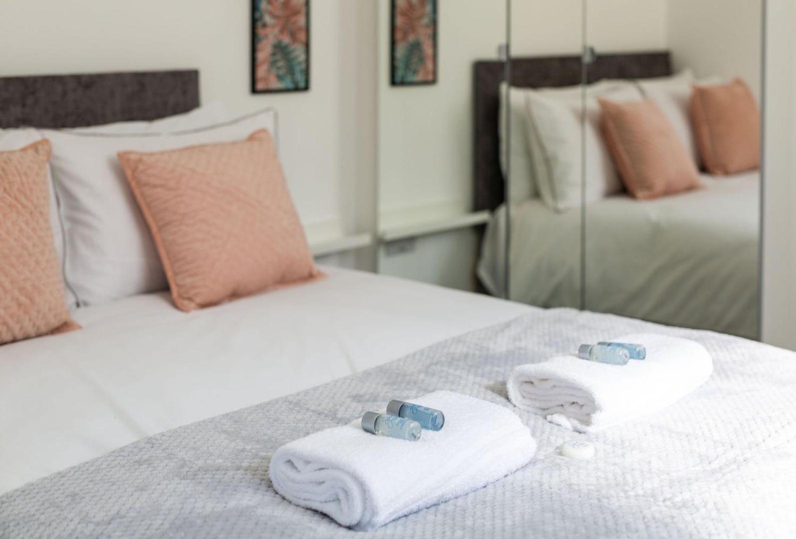 Stylish Apartment W/ Private Garden - Dog Friendly Newport  Eksteriør billede